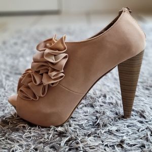 Charlotte Russe peep toe ruffle heels size 7